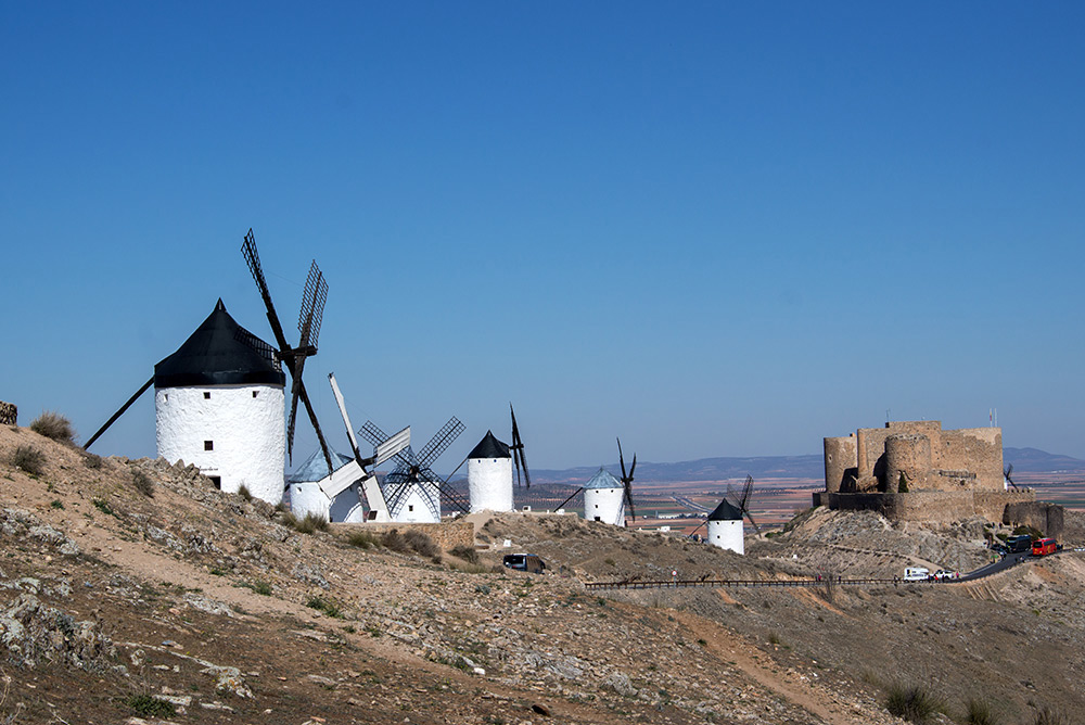 Windmühlen in Consuegra mit dem Castillo de Consuegra