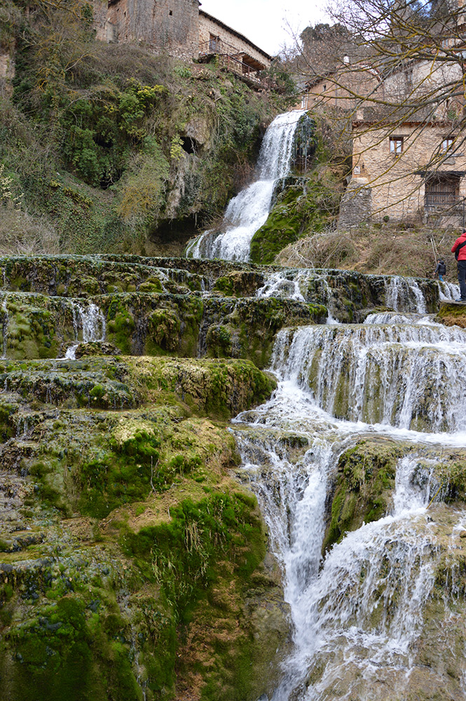  Der Wasserfall läuft mitten durch den Ort