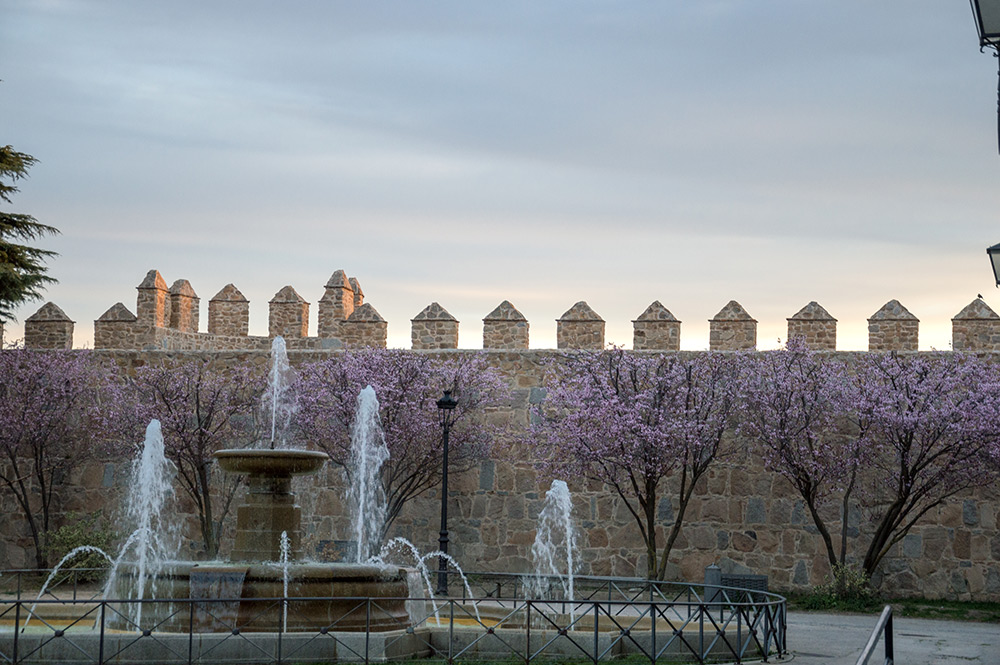 Avila - 2500m lange romanische Stadtmauer mit 88 Türmen und 9 Stadttoren aus dem 11. bis 14. Jh.