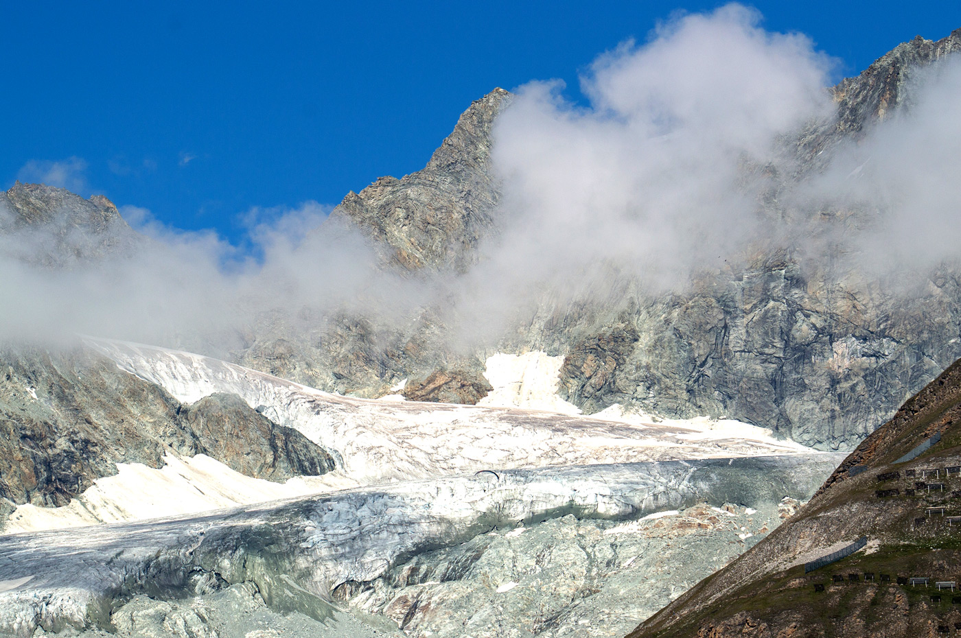 Eine Besonderheit sind die charakteristischen «Matterhorn-Wolken» die Lee - seitig entstehen. Metrologisch auch Bannerwolken genannt.