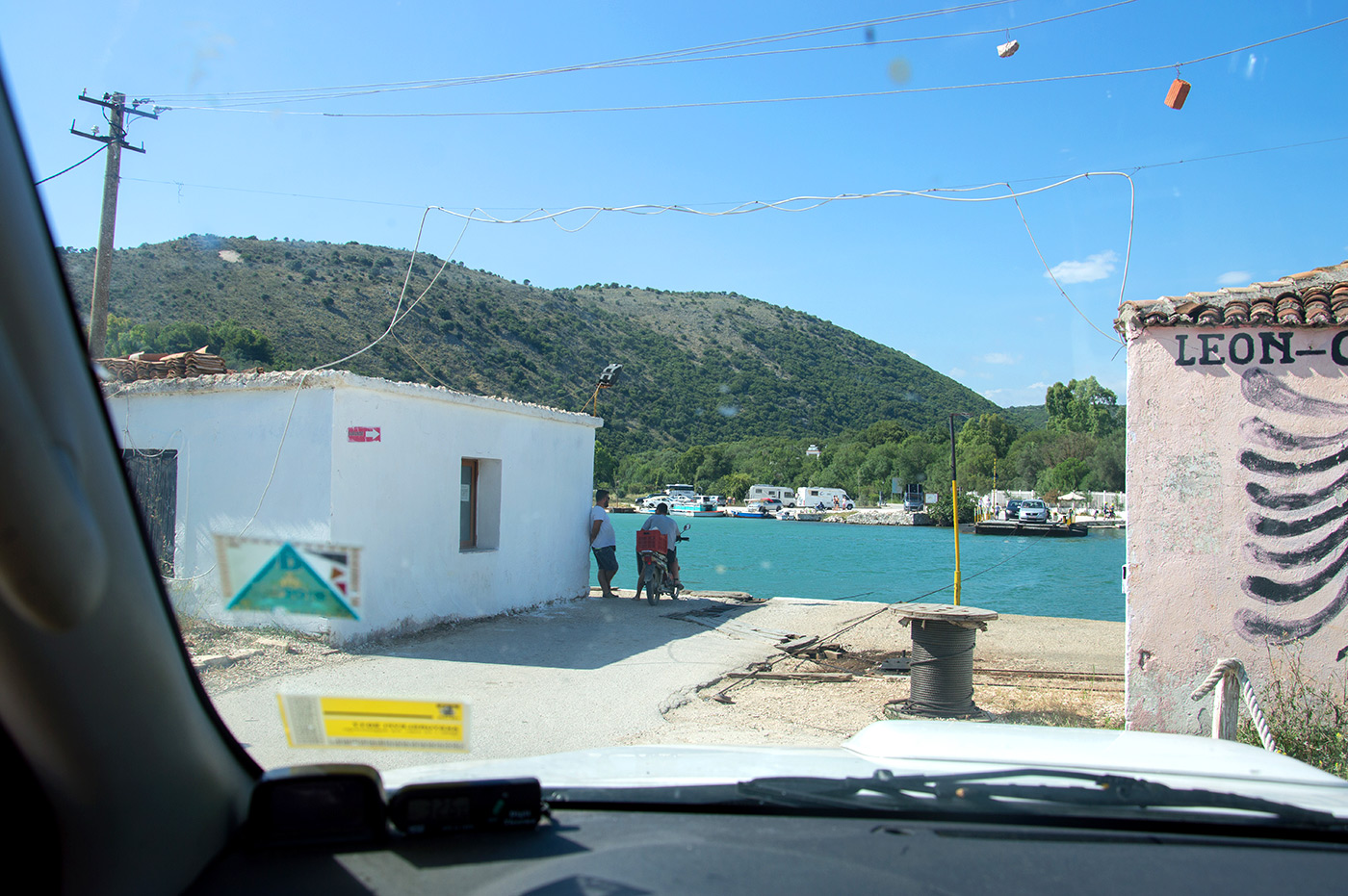 Butrint Cable Ferry -  man beachte die aufgehangenen Steine an der Stromleitung :   Komplexlösung gegen Kurzschlüsse