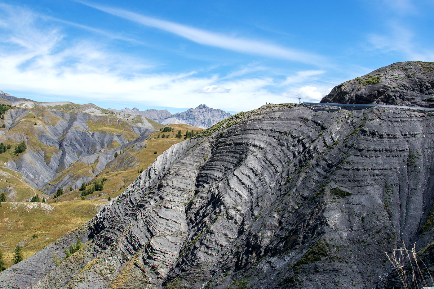 Am Coll des Camps trift man auf geologische Besonderheiten: Felsabstürze aus gefächerten und gebänderten Schiefergestein