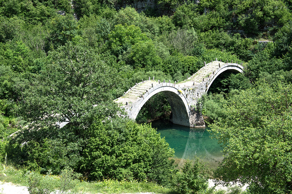 Die 3-bogige Steinbrücke Plakidas oder Kalogeriko wurde 1814 erbaut.