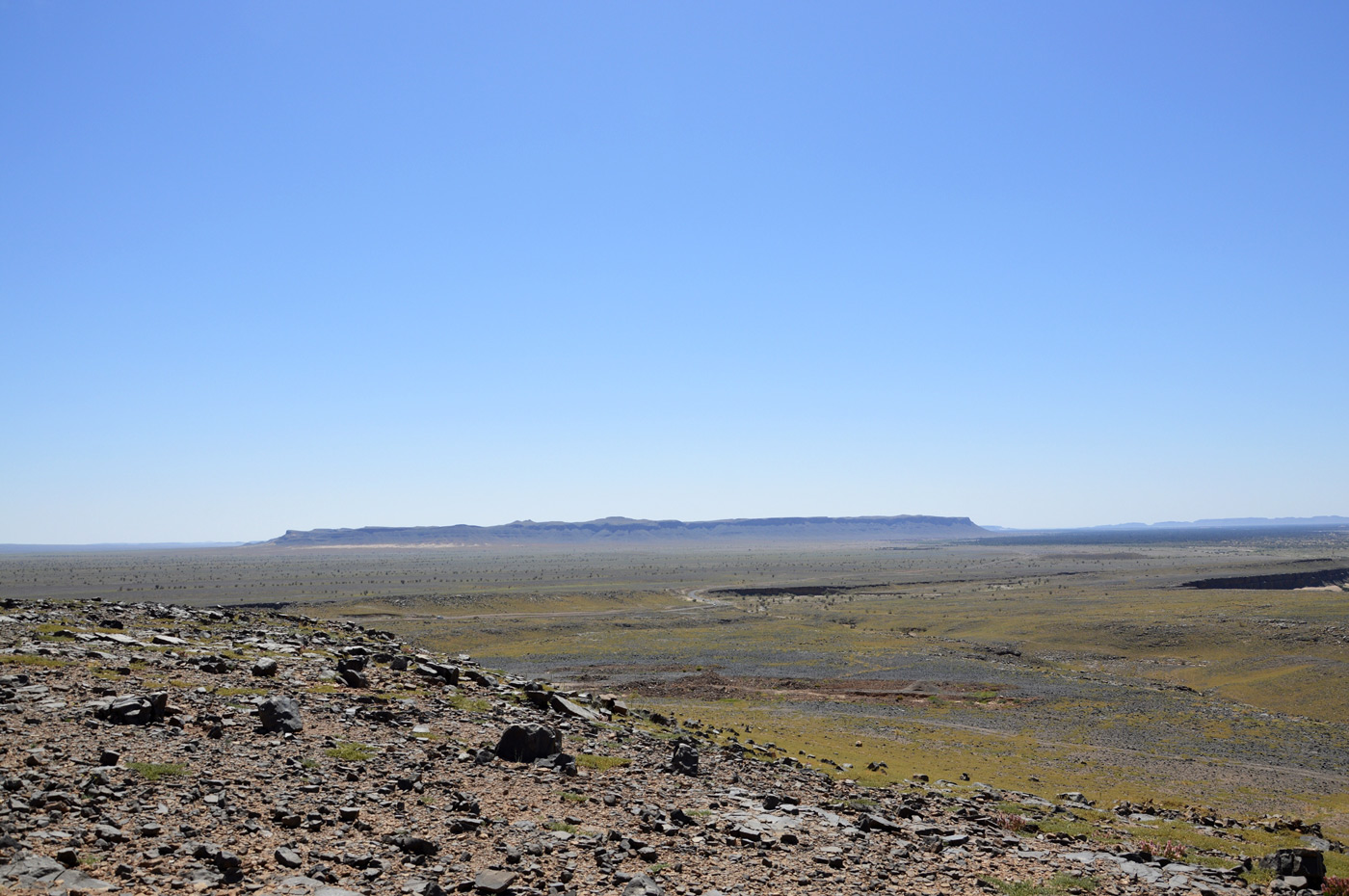 Die Berge rechts im Hintergrund gehören schon zu Algerien