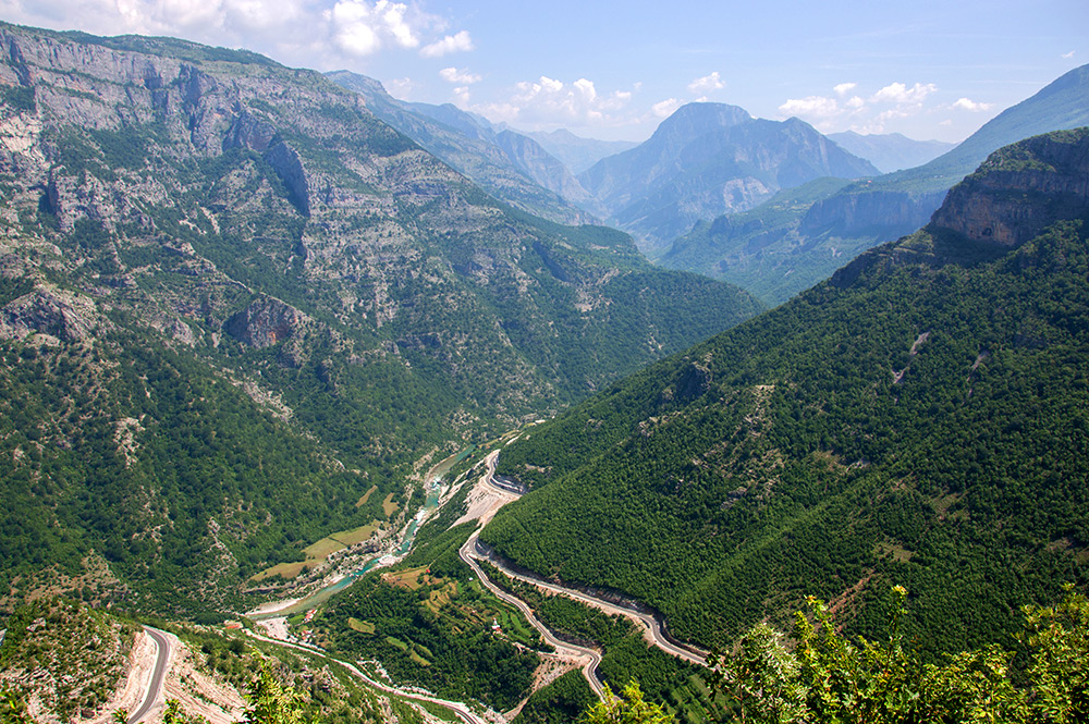 Die SH 20 bei Grabom, Albanien