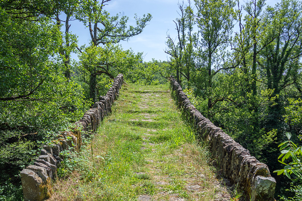 Die traditionelle Steinbrücke Pitsionis hat einen großen und einen kleinen Bogen.
