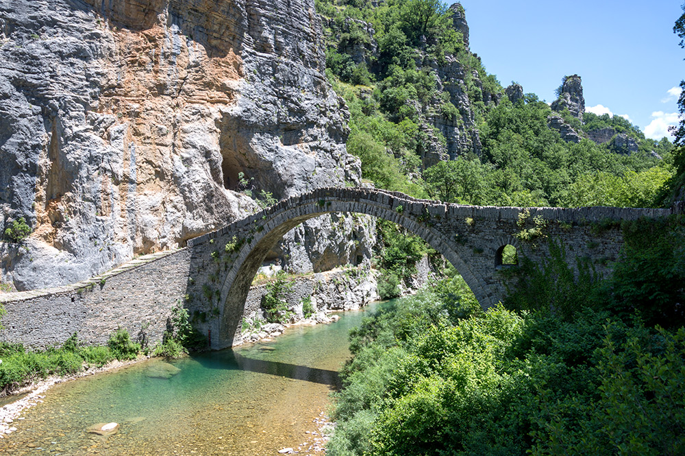 Die traditionelle einbogige Kokkoris-Steinbrücke wurde im Jahr 1750 erbaut und steht bei der Ortschaft Koukouli in Zagoria.