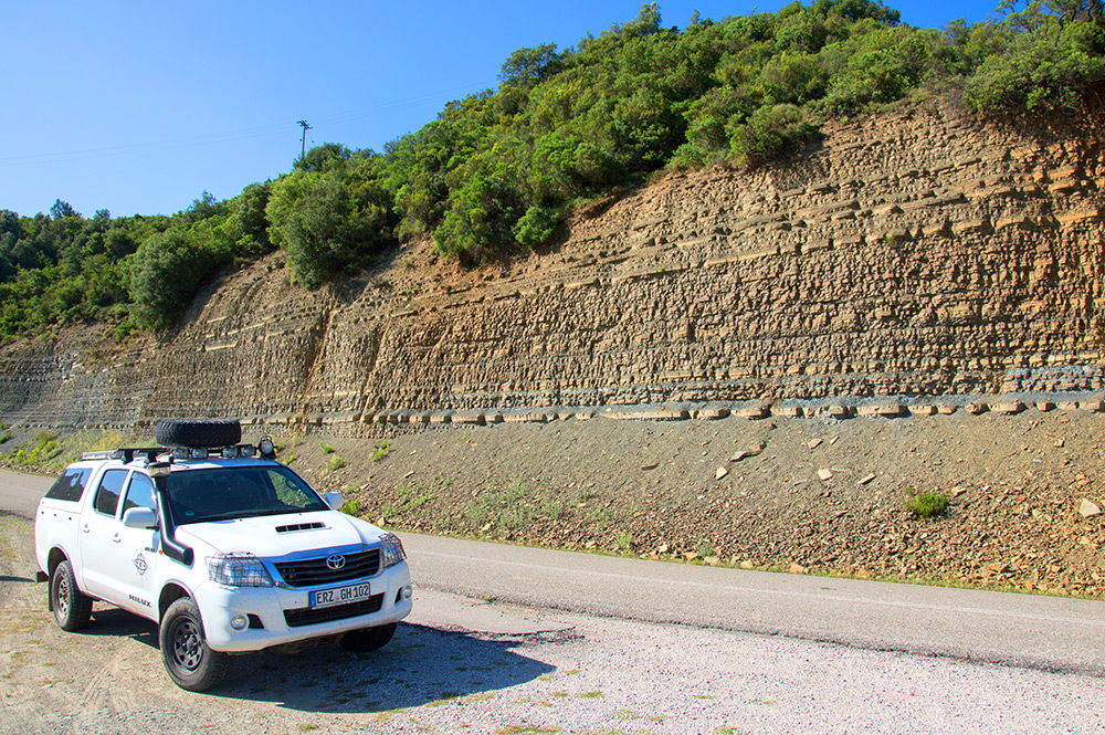 Ein fast perfekter Kalksteinaufschluss auf dem Weg nach Mitikas am Meer