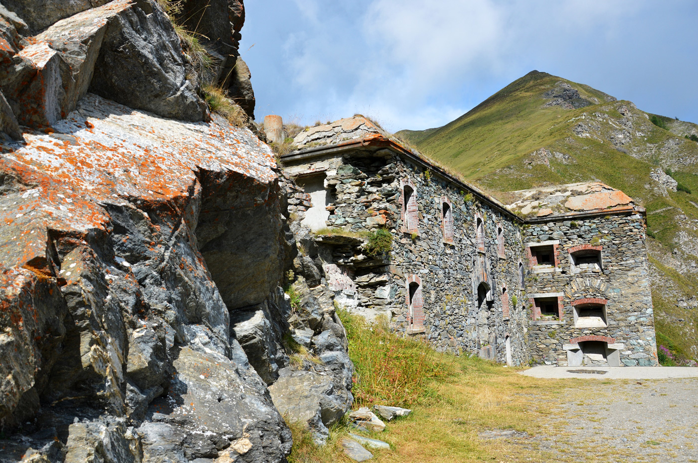 Trauriger Rest einer Kasserne des Gebirgskrieges von 1915 bis 1918 auf 2170 m Höhe. Hier starben mehr Soldaten an Hunger, Kälte und Lawinen als an kriegerischen Handlungen.