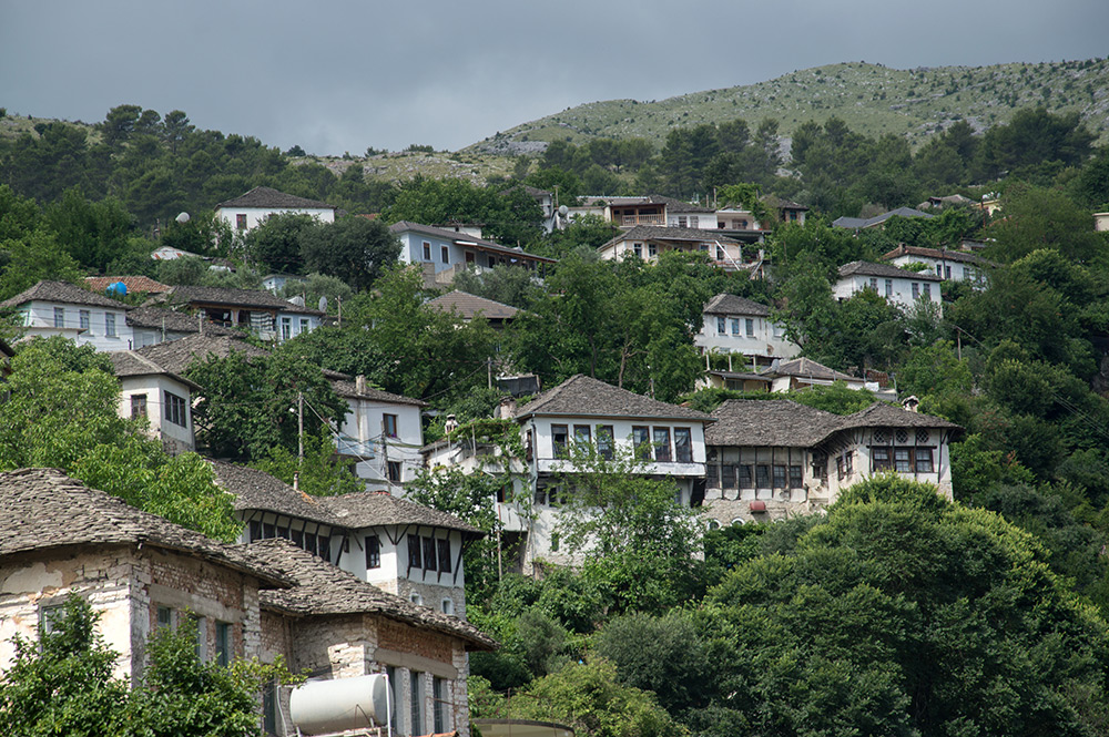 Blick auf die Altstadt von Gjirokastra mit ihren besonderen, teils osmanisch geprägten, charakteristischen Dächern aus Steinplatten.