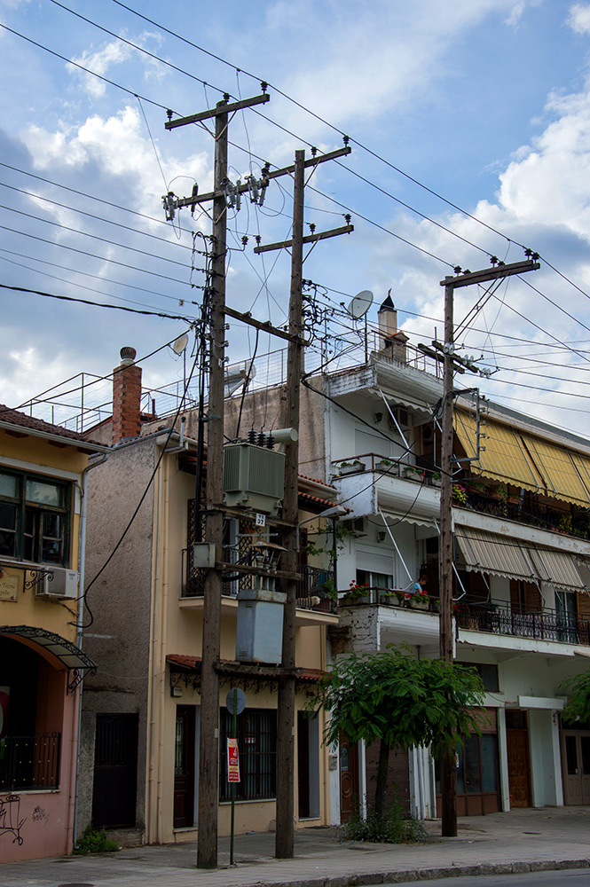 Zuhause regen sich manche enorm über Sendemasten der Telecom auf, hier haben die Bürger Trafos fast in der Wohnstube 