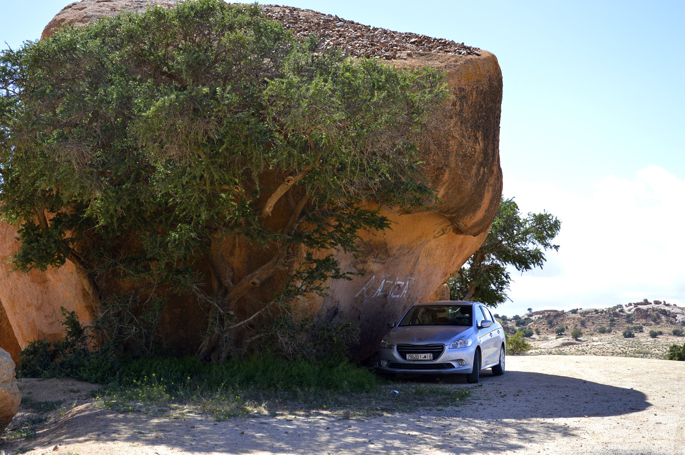 Schattensuche im Antiatlas neben einem Granitfelsen