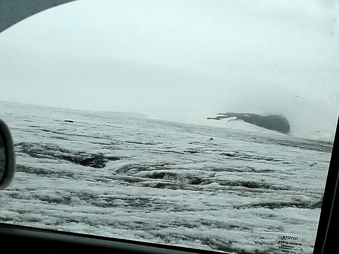 Blick vom Fahrzeug auf den Gletscher