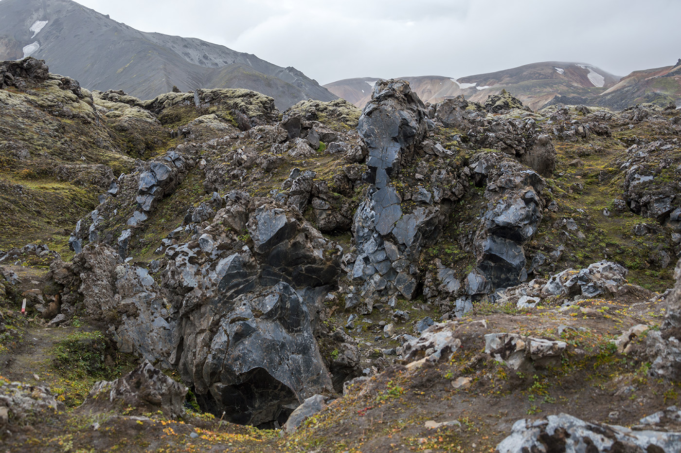 Ein schwarzer Lavastrom aus Obsidian