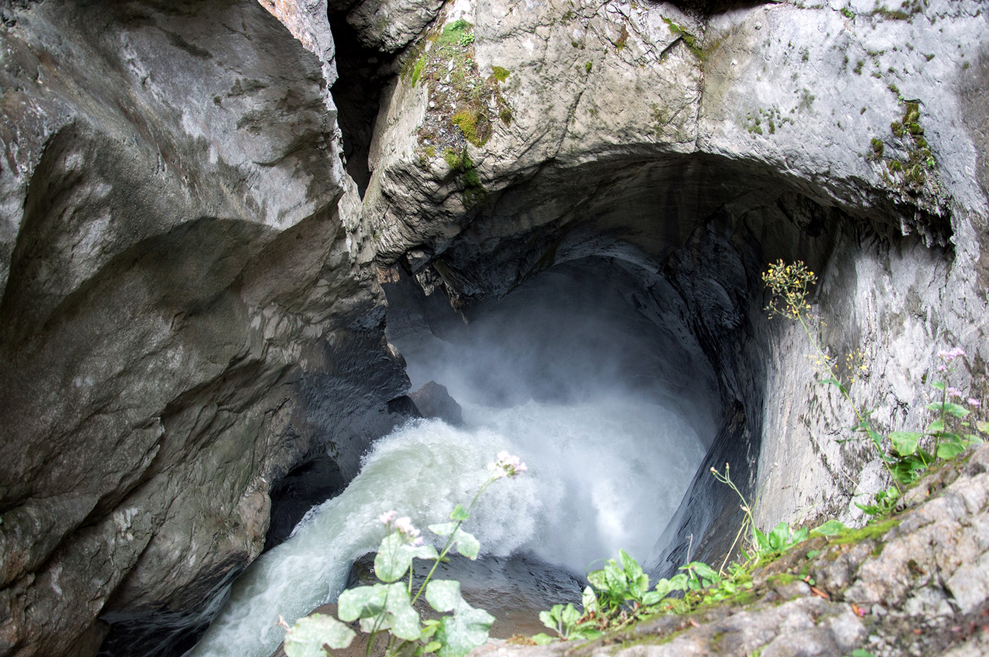 enorme Kräfte braucht es um den harten Granit so zu verformen