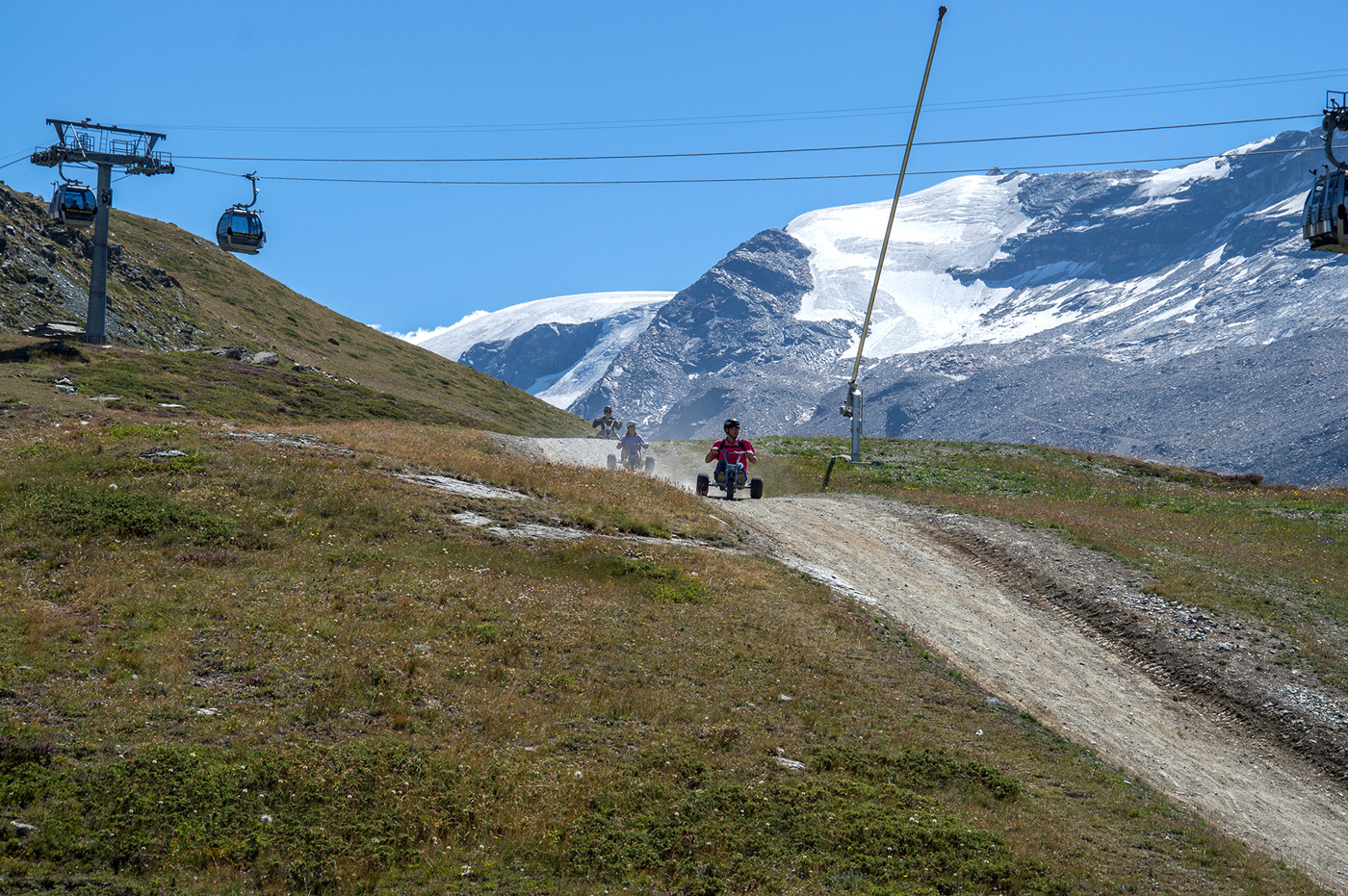 Mit den Auto darf man auch aus umwelttechnischen Gründen nicht nach Zermatt. Zur Bespasung geht hier oben aber einiges.